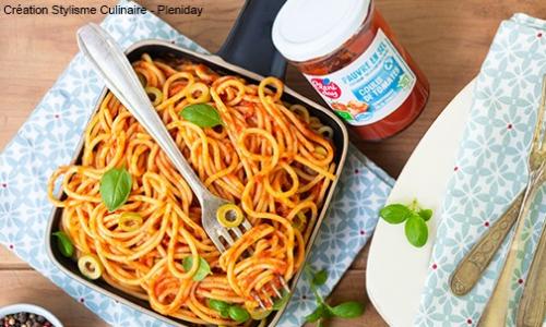 Spaghettis à la sauce tomate, olives vertes et basilic