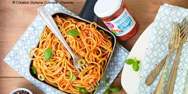 Spaghettis à la sauce tomate, olives vertes et basilic